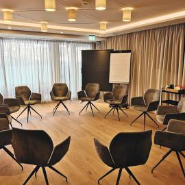 Seminar room with floor-to-ceiling windows in the HOCHKÖNIGIN