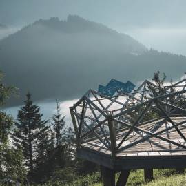 Sommer in den Bergen mit Aussicht vom Bergsee auf die umliegenden Berge