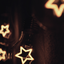 Warme Lichter in Sternform sorgen für festliche Adventsstimmung im Wellnesshotel die HOCHKÖNIGIN in Maria Alm.