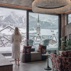 TIARA SPA Adults Only im Hotel die HOCHKÖNIGIN in Maria Alm mit Panorama-Ausblick auf verschneite Berge und Kirche in der Region Hochkönig