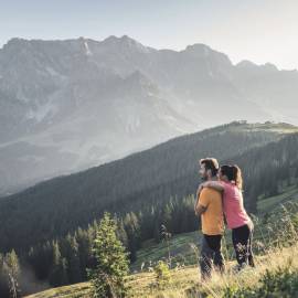 Wanderpaar mit Blick auf den Hochkönig bei Maria Alm – Wanderurlaub am Hochkönig in den Salzburger Alpen