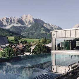 Infinitypool mit Blick auf Maria Alm und das Hochkönig Gebirge im Wellnesshotel die HOCHKÖNIGIN