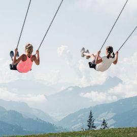 Familie im Schaukelpark am Gabühel in der Region Hochkönig