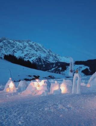 Teambulding with igloo building in the HOCHKÖNIGIN 