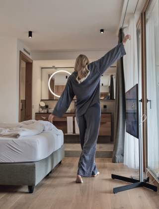 Frau tanzt im Hotelzimmer