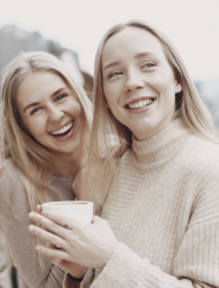 2 lachende Frauen