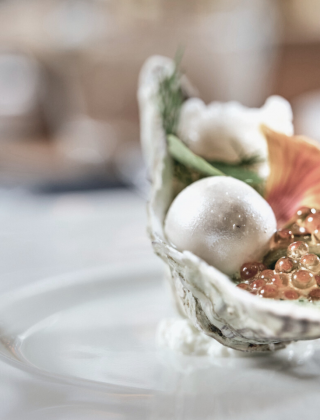Fine Dining - Muschel mit kaviar und köstlichkeiten angerichtet