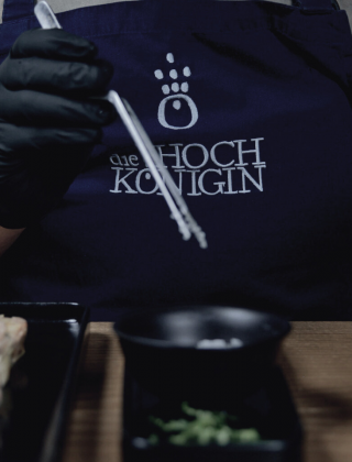 Küchenchef beim anrichten von Speisen