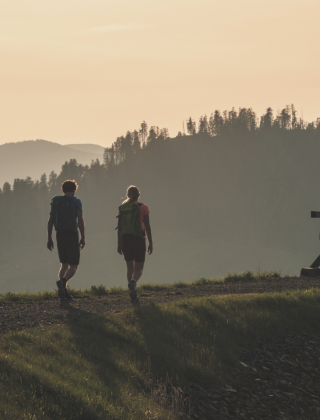 Paar beim wandern in den Bergen in herbstlichen Farbtönen