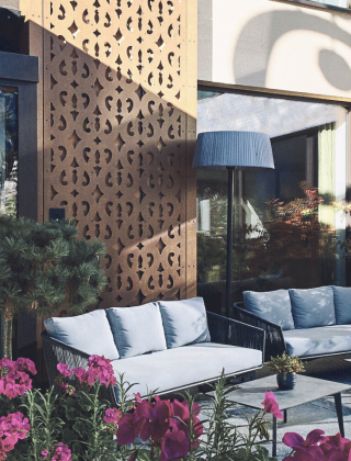 Terrasse im Hotel die HOCHKÖNIGIN in Maria Alm mit Sitzlounge und Pflanzen