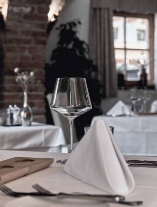 Stilvoll gedeckter Tisch im Gourmetrestaurant des Hotels die HOCHKÖNIGIN mit eleganter Atmosphäre und hochwertiger Kulinarik in Maria Alm.