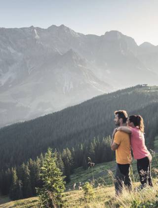 Wanderpaar mit Blick auf den Hochkönig bei Maria Alm – Wanderurlaub am Hochkönig in den Salzburger Alpen