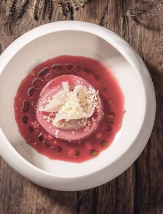 Kreatives Gourmet-Dessert im RAR Fine Dining Restaurant der HOCHKÖNIGIN in Maria Alm – ausgezeichnete Kulinarik, regionale Zutaten und moderne Sterneküche im Salzburger Land.