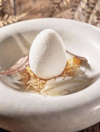 Exklusives Fine-Dining-Dessert im RAR Restaurant der HOCHKÖNIGIN in Maria Alm – kreative Patisserie, regionale Zutaten und ausgezeichnete Gourmetküche im Salzburger Land.