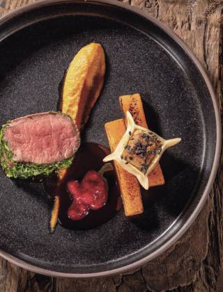 Kreativer Gourmet-Hauptgang im RAR Fine Dining Restaurant der HOCHKÖNIGIN in Maria Alm – regionale Spitzenküche, hochwertige Zutaten und ausgezeichnete Kulinarik im Salzburger Land.