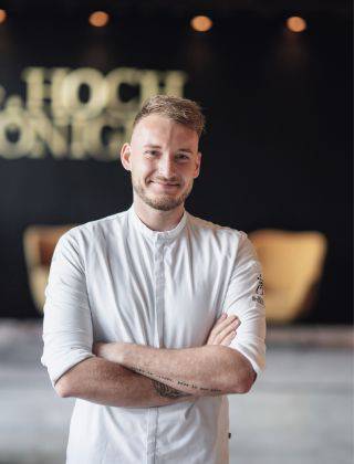 Sous Chef Simon Fuchs der HOCHKÖNIGIN in Maria Alm – kreative Gourmetküche, regionale Spitzenprodukte und moderne Kochkunst im Salzburger Land.