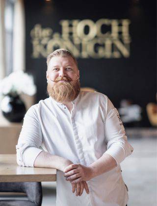 Sous Chef Ferdinand Hirschbichler der HOCHKÖNIGIN in Maria Alm – kreative Gourmetküche, regionale Spitzenprodukte und höchste Kochkunst im Salzburger Land.