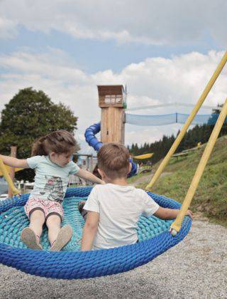 Kinder auf dem Spielplatz am Prinzenberg Natrun in Maria Alm