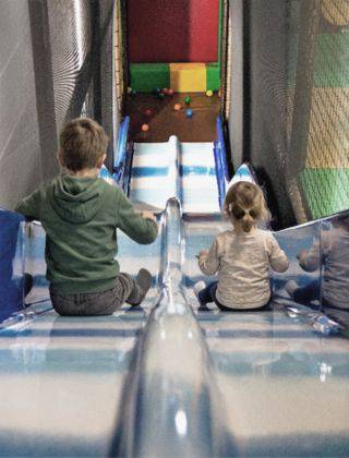 Kinder beim Spielen in der FUN ARENA der HOCHKÖNIGIN in Maria Alm