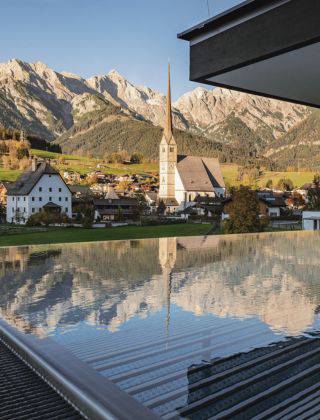 Infinity Outdoor Pool im QUEEN SPA der HOCHKÖNIGIN mit Blick auf Maria Alm und die Hochkönig-Bergwelt.