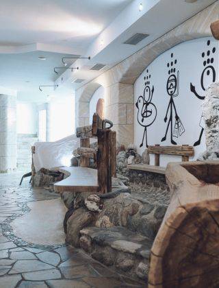 Gemütlicher Ruhebereich im FAMILY SPA der HOCHKÖNIGIN in Maria Alm für Familien mit Kindern
