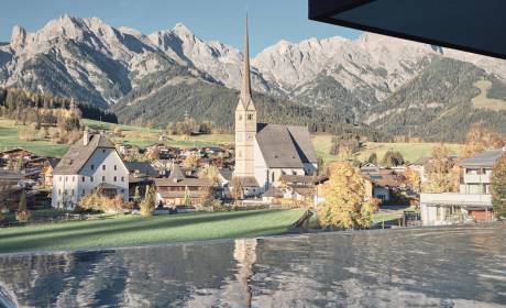 Pool in der HOCHKÖNIGIN im Herbst mit Ausblick auf das Steinerne Meer