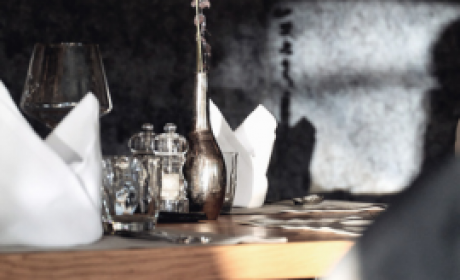 Detailaufnahme eines elegant eingedeckten Tisches mit Vase im Restaurant der HOCHKÖNIGIN in Maria Alm, 4-Sterne-Superior-Hotel im Salzburger Land – stilvolle Tischdeko für genussvolle Momente.