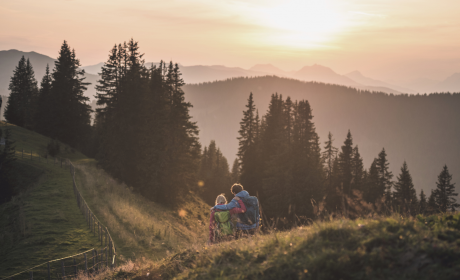 Paar beim wandern in den Bergen in herbstlichen Farbtönen
