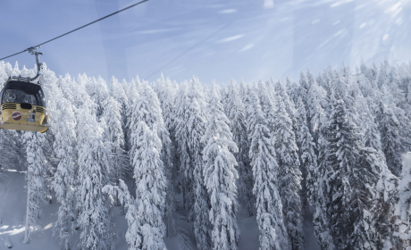 Cable car gliding above snowy forests in the Hochkönig ski area – a winter dream in Salzburg.