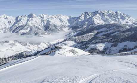 Winter panorama on the Hochkönig overlooking the Maria Alm ski area – snow-covered slopes, bright sunshine and the majestic peaks of the Alps make this winter holiday in Salzburg unforgettable.