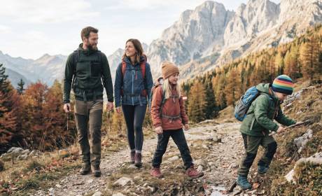 Familie mit zwei Kindern auf einer Wanderung durch die Berglandschaft am Hochkönig in Maria Alm im Salzburger Land.