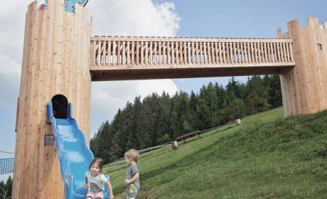 Kinder auf dem Abenteuerspielplatz am Prinzenberg Natrun in Maria Alm