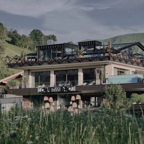 Außenansicht vom Hotel die HOCHKÖNIGIN im Sommer