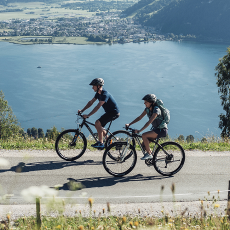 Paar beim Fahrradfahren am Zeller See