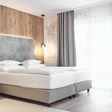 Stylish suite with valuable materials in the HOCHKÖNIGIN