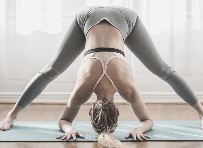 Fitnessraum mit Yogamatten und Yogadamen in hellen Farben