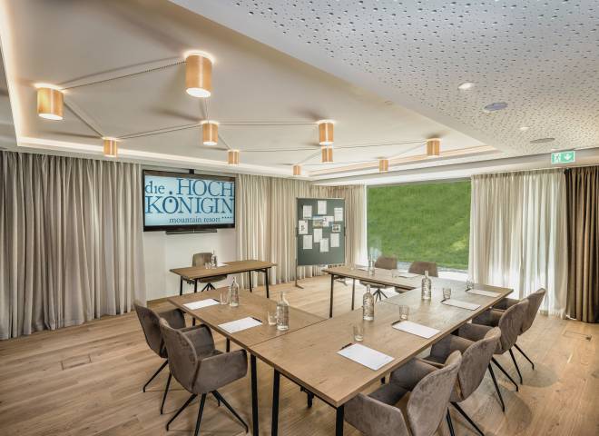 Seminar room with floor-to-ceiling windows in the HOCHKÖNIGIN