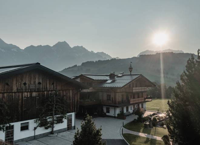 Hotelansicht von Außen im Sommer