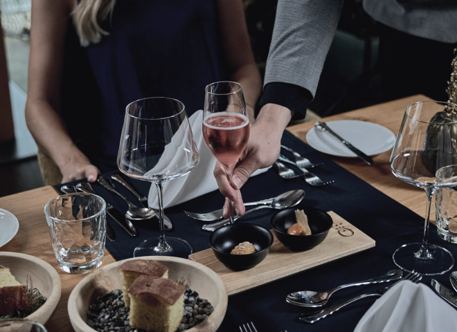 Gedeckter Tisch im a la carte Restaurant RAR in der HOCHKÖNIGIN in Maria Alm