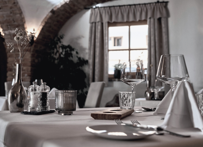 Set table in the a la carte restaurant RAR in the HOCHKÖNIGIN in Maria Alm