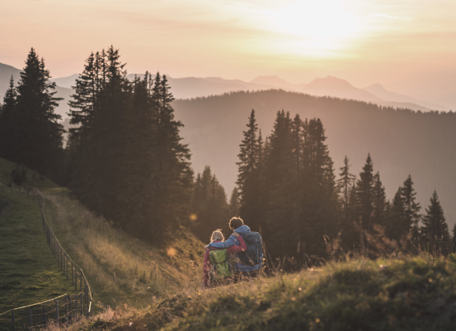 Paar beim wandern in den Bergen in herbstlichen Farbtönen