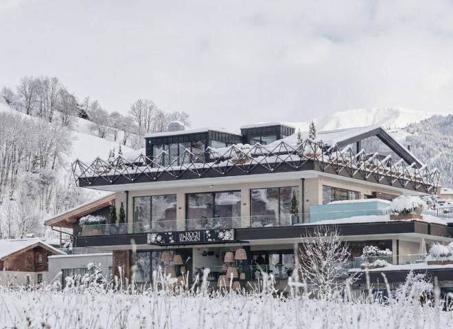 Winterliches Wellnesshotel die HOCHKÖNIGIN in Maria Alm am Hochkönig, modernes Hotel mit Rooftop-Terrasse und Spa vor verschneiter Bergkulisse – Winterurlaub, Wellnessurlaub, Salzburger Land, Österreich