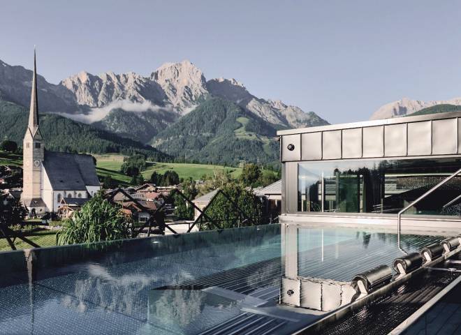 Infinitypool mit Blick auf Maria Alm und das Hochkönig Gebirge im Wellnesshotel die HOCHKÖNIGIN