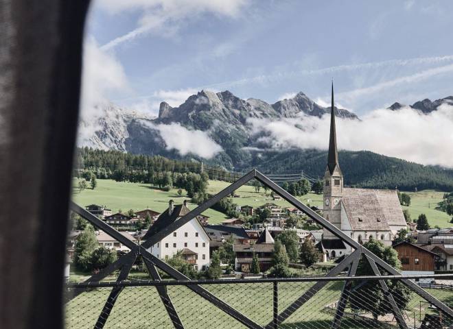 Blick auf Maria Alm mit der markanten Dorfkirche vor dem Hochkönig-Massiv im Salzburger Land.