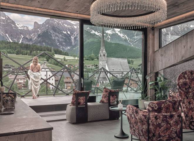 Blick aus dem TIARA SPA im Hotel die HOCHKÖNIGIN in Maria Alm am Hochkönig auf die Dorfkirche und die alpine Berglandschaft – Wellness mit Panorama.