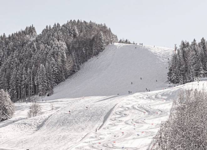 Verschneite Skipiste im Skigebiet Hochkönig in Maria Alm mit perfekten Bedingungen für Skiurlaub und Winterurlaub im Salzburger Land.