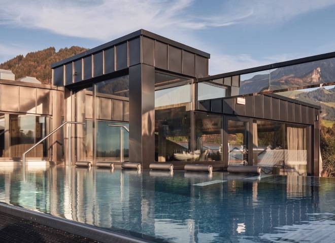 Relaxpool im TIARA SPA der HOCHKÖNIGIN mit modernem Design, Panoramablick auf die Berge und exklusivem Wellnessbereich in Maria Alm am Hochkönig.