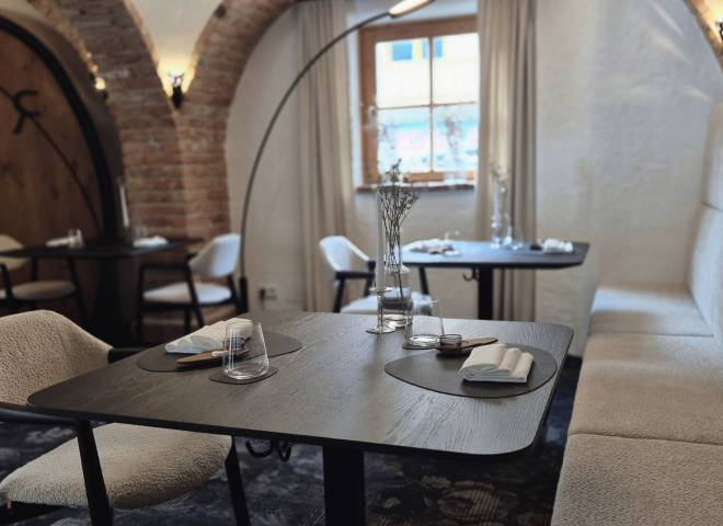 Eleganter Gastraum im RAR Fine Dining Restaurant der HOCHKÖNIGIN in Maria Alm – ausgezeichnete Gourmetküche, stilvolles Ambiente und exklusive Genussmomente im Salzburger Land.