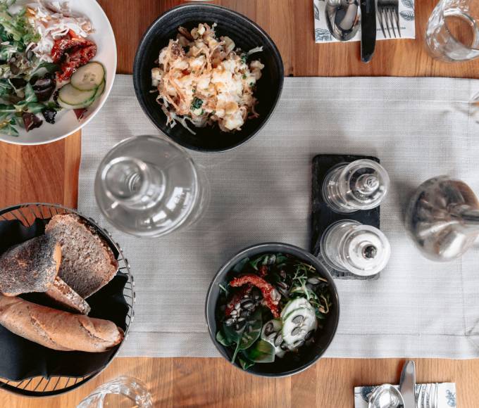 Gemütlich gedeckter Tisch mit verschiedenen Speisen