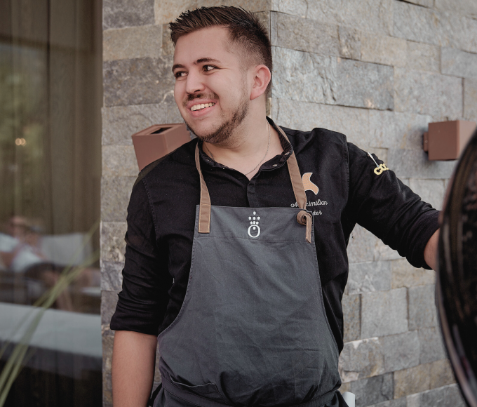 Küchenchef Maximilian Reuter am Buffet auf der Terrasse